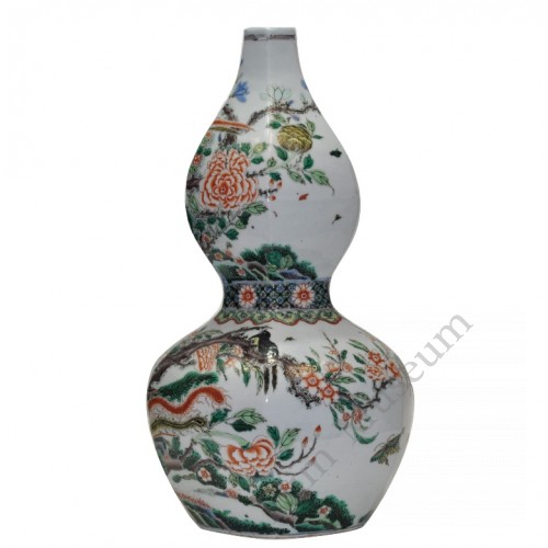 1067 A Wucai gourd vase phoeni & peony decor