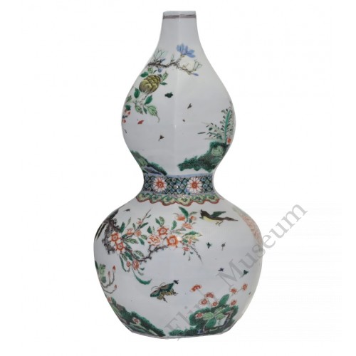 1067 A Wucai gourd vase phoeni & peony decor