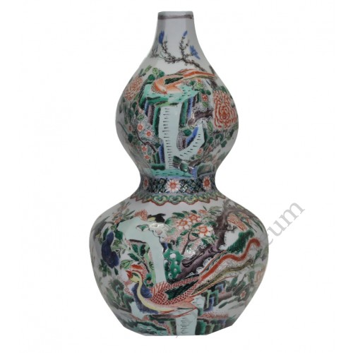 1067 A Wucai gourd vase phoeni & peony decor