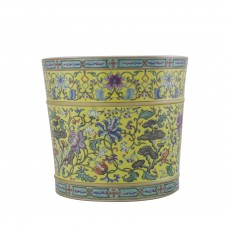 1070 A  Qian-Long Yangcai brush-pot flowers decor