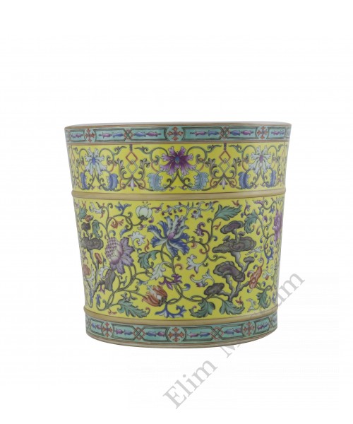 1070 A  Qian-Long Yangcai brush-pot flowers decor