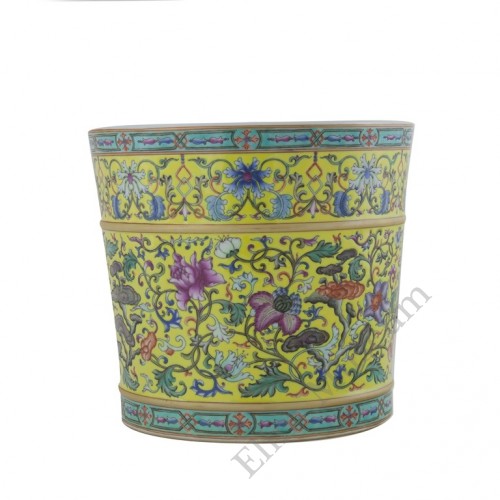 1070 A  Qian-Long Yangcai brush-pot flowers decor