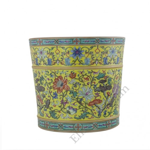 1070 A  Qian-Long Yangcai brush-pot flowers decor