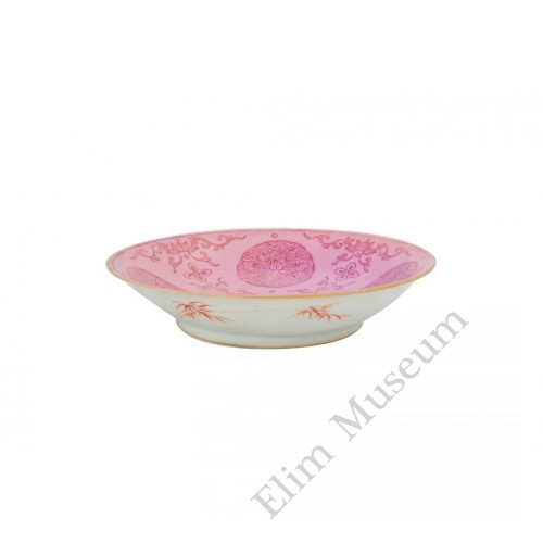 1081  A Qianlong carmine-red glaze small dish  