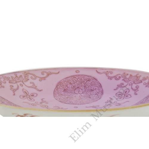 1081  A Qianlong carmine-red glaze small dish  