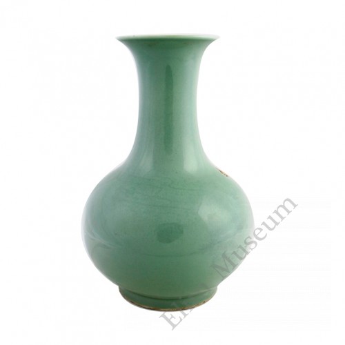 1029  A Qian-Long celadon engraved crane vase 