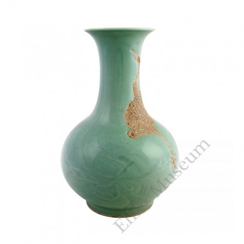 1029  A Qian-Long celadon engraved crane vase 