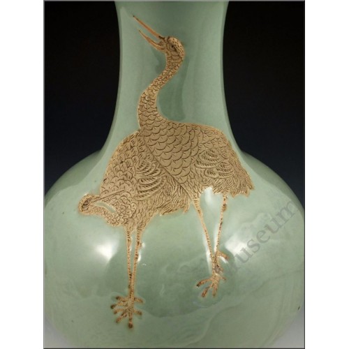 1029  A Qian-Long celadon engraved crane vase 