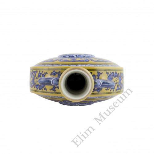  1222   A Qian-long Period Yellow-Ground Moon Flask 